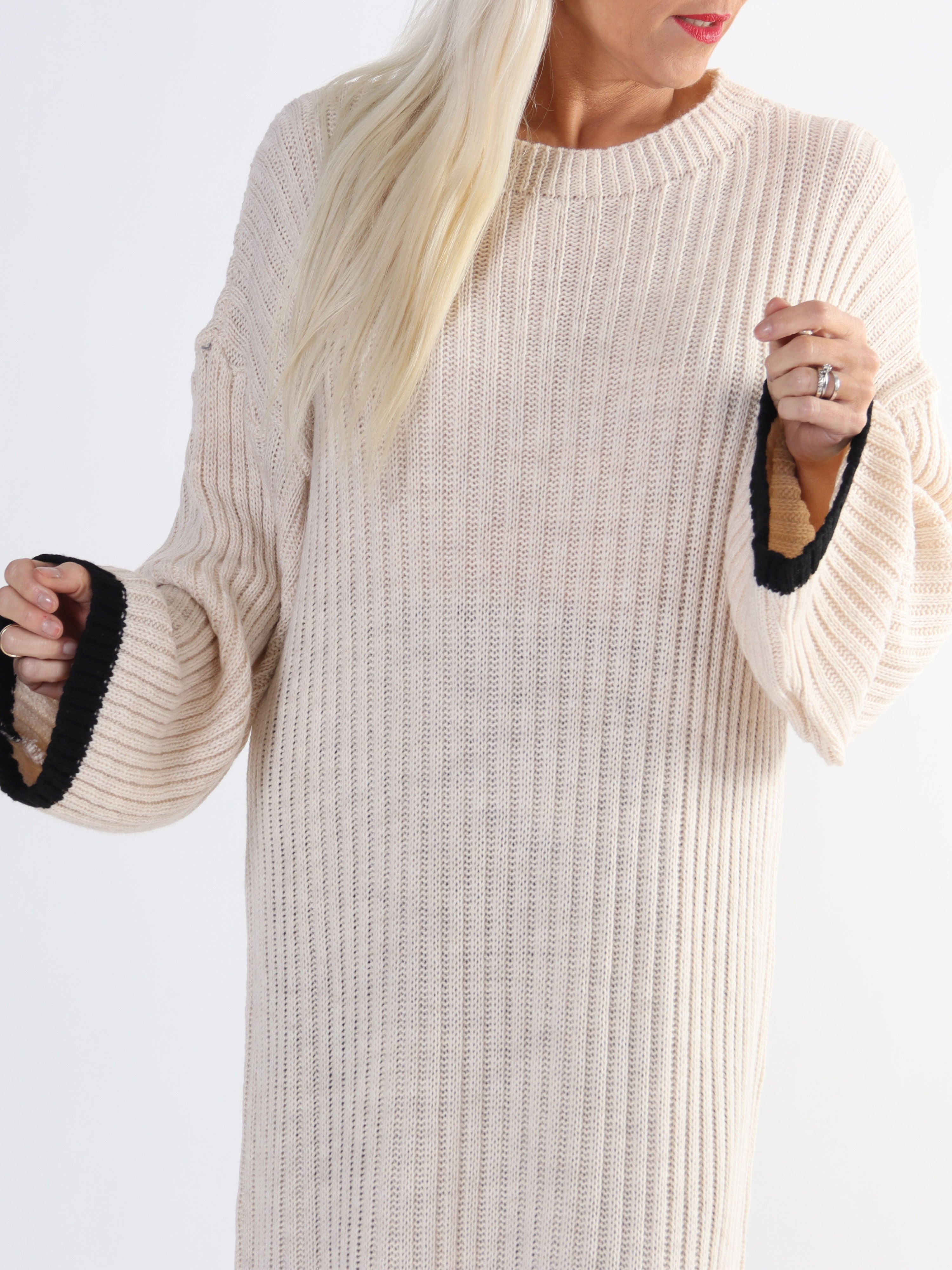 Ramona - Lång stickad klänning i plus size med färgade kanter